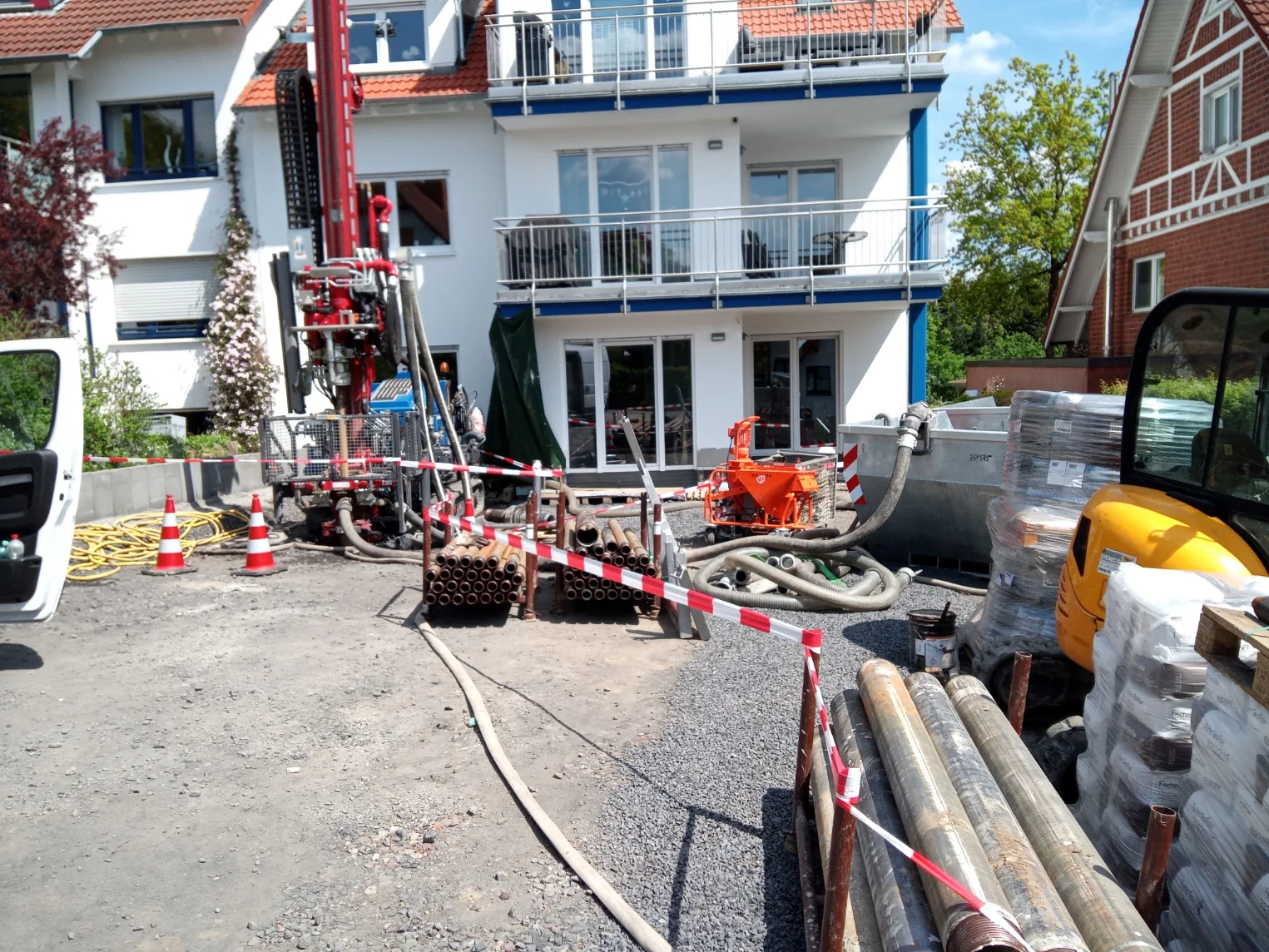 Reale Bohrarbeiten mit einer großen Bohranlage an einem Wohngebäude