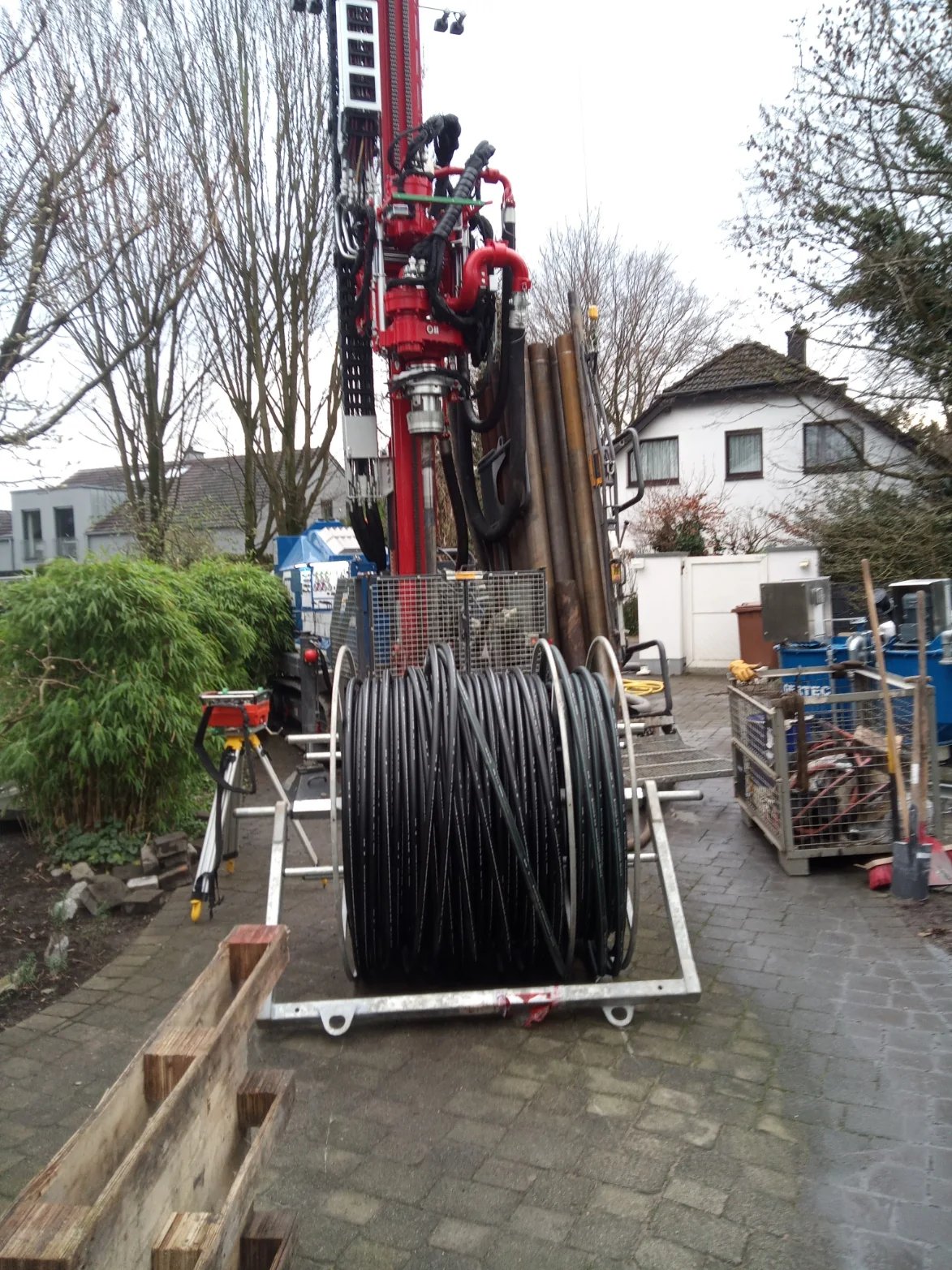 Bohranlage mit vorbereiteter Erdwärmesonde auf einem Grundstück