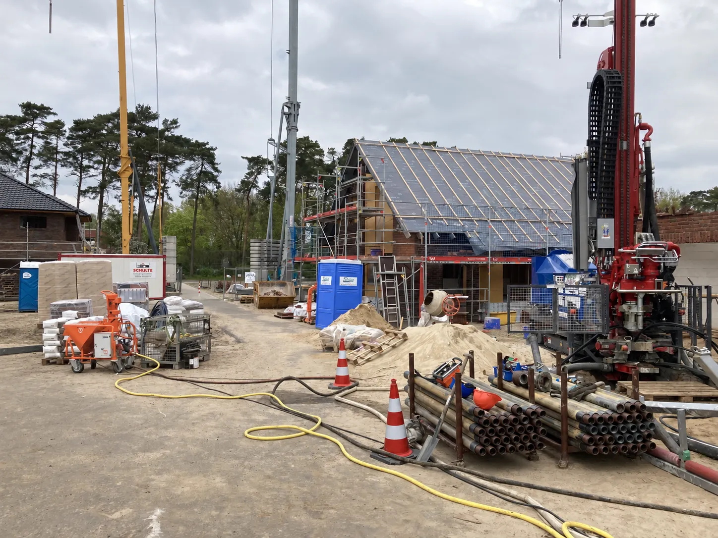 Eingerichtete Geothermie-Baustelle mit Bohrgerät und Bohrgestänge