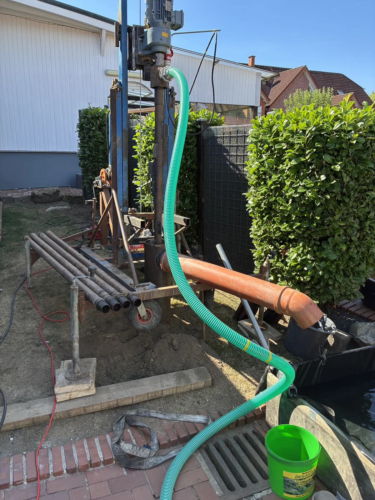 Kompakte Brunnenbohrung auf einem privaten Gartengrundstück