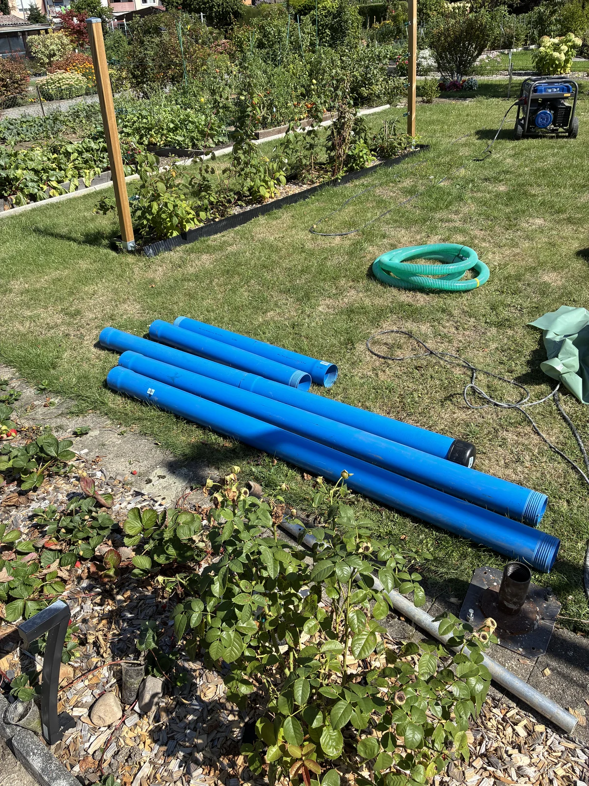 Blaue Brunnenrohre liegen für den Brunnenausbau bereit
