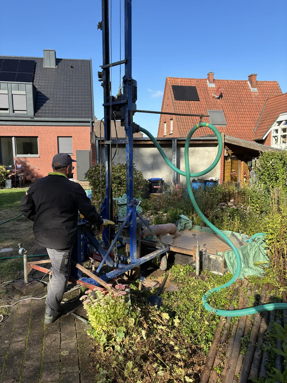 Brunnenbauer arbeitet an einer mobilen Bohranlage